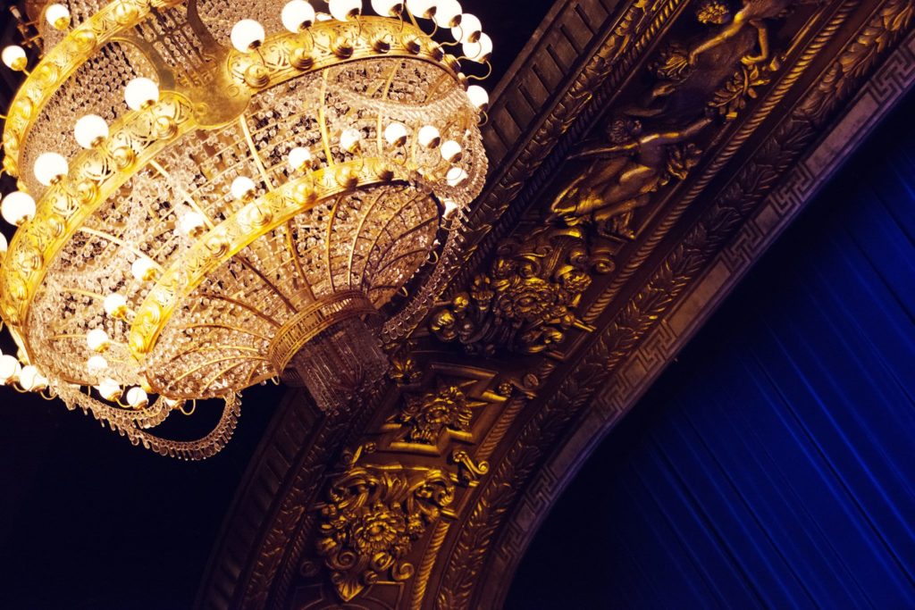 candelabru lumini calde, sistem iluminare teatru