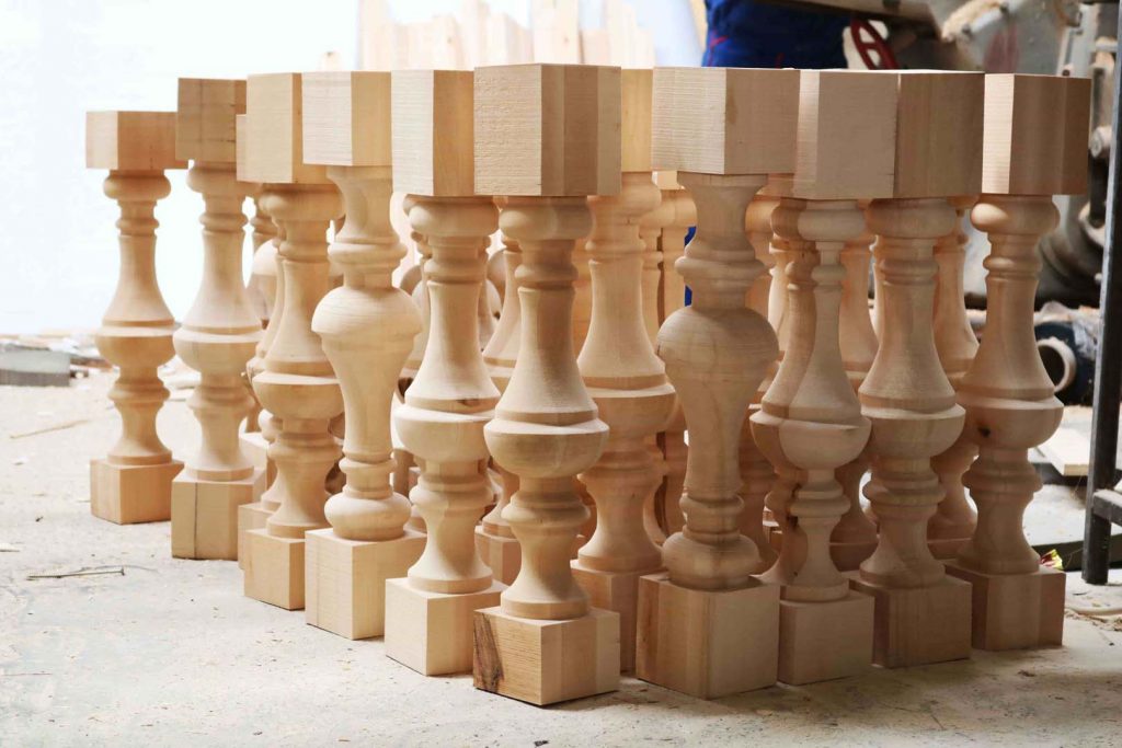 tamplarie teatru - coloane din lemn sculptate 2