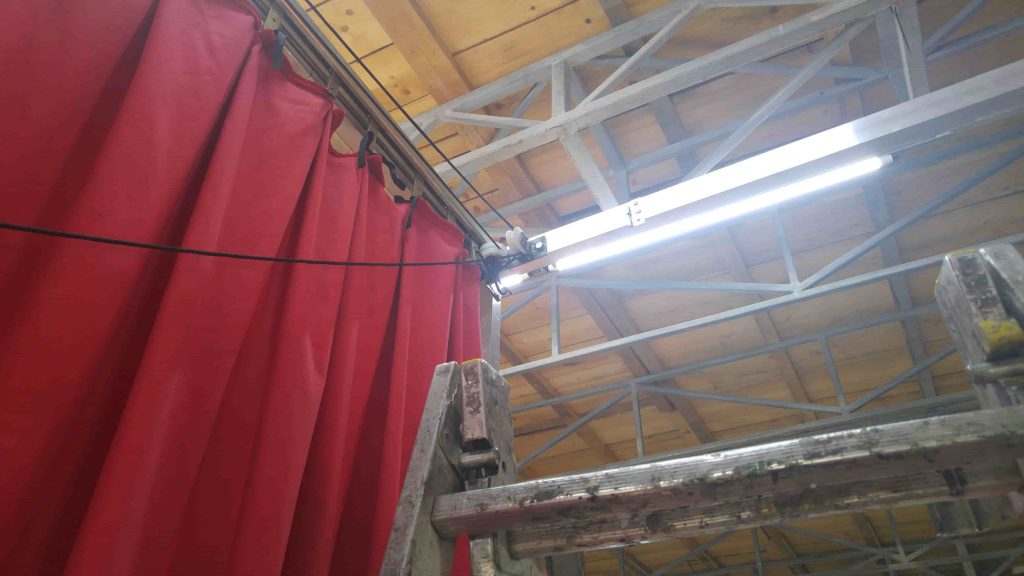 Red Greek curtain - assembly 2